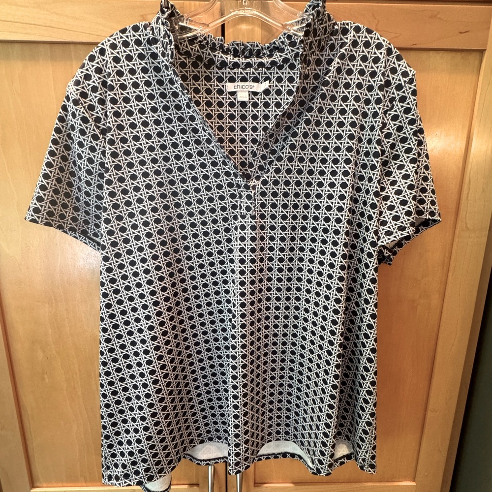 Chico's Navy/White active wear top- great for golf or pickleball- dri fit Sz 3